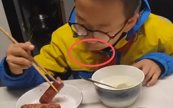 Bức ảnh ăn sáng khiến cư dân mạng tranh cãi: Nhìn môi đứa trẻ đi bố mẹ ơi, đang có vấn đề kìa!