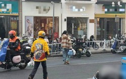 Mở cửa vào quán trà sữa lấy đơn, nam shipper sững người khi thấy nhân viên đã gục dưới sàn