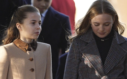 Nhìn Charlotte tíu tít bên các chị em họ, Thân vương William thốt lên một câu khiến cha mẹ nào cũng rưng rưng đồng cảm