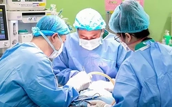 48 giờ sinh tử của bé gái 2 tuổi có khối u khổng lồ