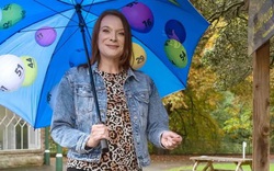 Tình cờ đi ngang qua giếng nước, người phụ nữ nhận về "kho báu" không tưởng