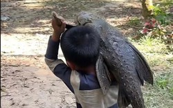 Cậu bé 5 tuổi gồng mình vác con "thủy quái" nặng trĩu đi khắp làng, ai nhìn cũng giật mình