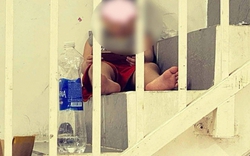 Đây là bức ảnh đang khiến nhiều cha mẹ thấy bất lực: Biết là có hại, nhưng liệu có thể làm khác đi không?