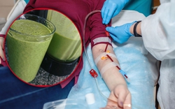 Người phụ nữ suy thận cấp vì uống thứ nước "healthy" trị táo bón, bác sĩ: 4 đồ uống "vạn người mê" nhưng cấm kỵ với người thận yếu