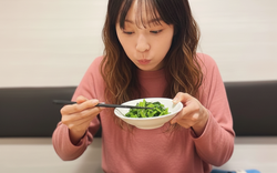 Nữ kế toán bị gan nhiễm mỡ nặng vì ăn loại rau này luộc suốt 6 tháng để giảm cân