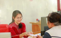 Bắt gặp bà cụ cầm tập tiền mệnh giá 500 nghìn đồng đứng trước ngân hàng Agribank: Công an liền mời làm việc, chặn đứng vụ lừa đảo tinh vi