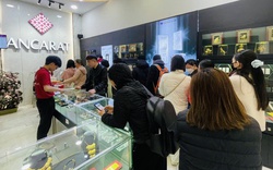 Giá bạc tăng mạnh, người dân Hà Nội xếp hàng mua