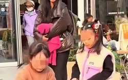 Chỉ vài giây va chạm giữa hai đứa trẻ, cách phản ứng của người mẹ khiến dân mạng lắc đầu: "Như này sao dạy được con?"