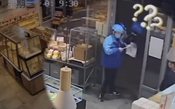 Lấy bánh kem đi giao, nam shipper bất ngờ phát hiện dấu hiệu lạ bên trong khiến anh bật khóc