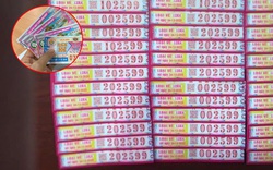 "Ôm" 37 vé số ế giúp người bán, người phụ nữ trúng hết: Hé lộ tiền thưởng lớn