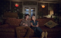 Xem phim Sex Education, tôi nhớ lần bố xé bài kiểm tra trước mặt tôi: Tờ giấy rách và trái tim tôi cũng thế