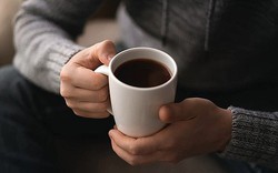 4 thói quen buổi sáng âm thầm tàn phá gan - thận, hại dạ dày đàn ông