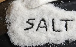 Lợi ích của thói quen uống nước muối ấm mỗi sáng
