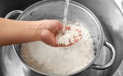Nên nấu cơm bằng nước nóng hay lạnh? Thì ra bấy lâu rất nhiều người hiểu sai