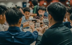 Đi họp lớp đến muộn nên bị ngồi phía ngoài cùng, nhờ thế tôi tránh được trò khoe mẽ hơn thua, ra về còn lãi cả mớ tiền