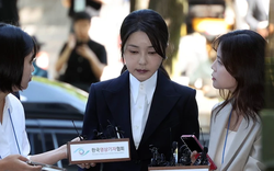 Cựu đệ nhất phu nhân Hàn Quốc bị cáo buộc nhận hối lộ túi Chanel, Dior sang chảnh