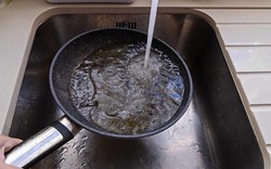 Vì sao không nên rửa chảo chống dính ngay sau khi xào rán?