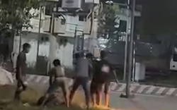 Nam thanh niên ôm đầu liên tục nói "em xin lỗi" trước vòng vây của nhiều đối tượng