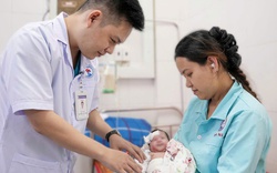 Cứu sống bé sơ sinh bị tắc tá tràng do dị tật bẩm sinh hiếm gặp