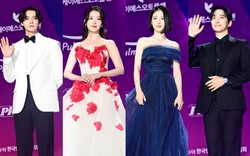 Siêu thảm tím APAN Star Awards 2025: IU hóa “nữ thần mùa xuân”, 2 bạn trai màn ảnh của Yoona đụng độ