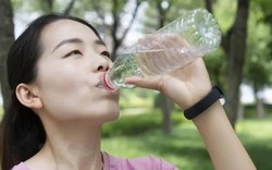 Ngày càng nhiều người suy thận, bác sĩ cảnh báo 8 sai lầm khi uống nước: “Đừng coi nhẹ những thói quen này”