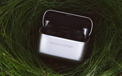 “Tri âm” xa xỉ mùa cuối năm từ Bang & Olufsen: earbuds thời trang với âm thanh không gian và cảm biến chạm tiên tiến