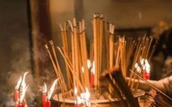 Rằm tháng 10 Âm lịch: 3 khung giờ đẹp nhất để thắp hương