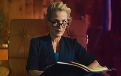 Xem phim Sex Education, tôi hoang mang tột độ khi nhớ lại phản ứng của con trai trên mâm cơm