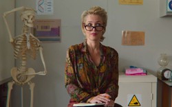 Xem phim Sex Education, nghe đến câu này mà tôi giật mình: Bao lâu nay tôi đã quá u mê, suýt thì hại con mình