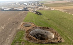 Hàng trăm 'hố tử thần' mọc lên giữa đồng, nông dân hốt hoảng: Giáo sư hé lộ nguyên nhân từ những năm 2000