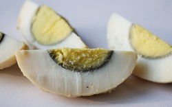 Lòng đỏ trứng luộc viền xanh có an toàn, bổ dưỡng?