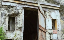 Mở cánh cửa gỗ bí ẩn trên vách đá, cảnh tượng bên trong gây xôn xao