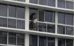 Người phụ nữ gây sốc khi đứng lau cửa sổ ở tầng 16