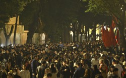 Hình ảnh gây choáng tại Hồ Gươm dù mới 21h ngày cuối năm