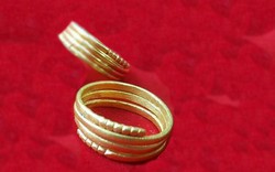 Vàng đang rò rỉ dưới chân chúng ta