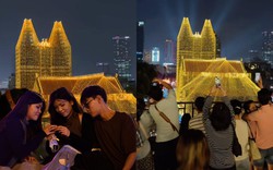 Nhà thờ Đức Bà quá "vuýp": Giới trẻ trải bạt chỉ để canh cảnh tượng 3 năm có 1 lần