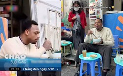 Khách Tây lên thời sự chỉ vì ngồi vỉa hè “đá” bát bánh đa cua