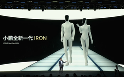 CEO hãng xe Trung Quốc ra lệnh 'cắt chân' robot ngay trên sân khấu để chứng minh không có người bên trong