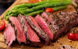 Vì sao có thể ăn tái thịt bò, nhưng thịt gà, thịt lợn thì không?