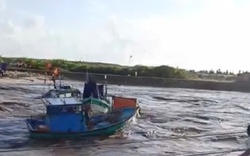 Nước lũ về nhanh, hàng chục ghe thuyền bị cuốn trôi, ngập hơn 1.000 căn nhà