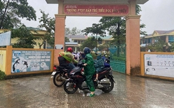 Vụ 40 học sinh nghi ngộ độc: Hơn 50 phụ huynh tiếp tục đến trường đón con về giữa chừng vì sự xuất hiện của 1 người phụ nữ