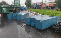 4 khối sắt rơi khỏi xe container, trúng người đi xe máy ở TP.HCM