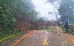 Đèo Gia Bắc ở Lâm Đồng xuất hiện thêm nhiều điểm sạt lở, hơn 20 ô tô mắc kẹt