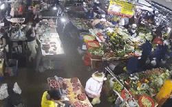 Camera ghi lại khoảnh khắc khiến cả chợ run sợ bỏ chạy