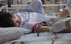 Bé gái 8 tuổi đã qua đời vì ung thư thận, người cha ôm con khóc nức nở: "Tất cả là tại tôi!"