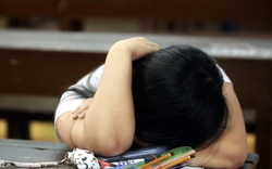 Từ 15/12, cha mẹ cưỡng ép con cái học quá sức có thể bị xử phạt tới 10 triệu đồng