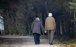 Đắng chát cuối đời ở viện dưỡng lão Thượng Hải: Nuôi con cực khổ suốt 30 năm, cuối cùng… không bằng một chú cún nhỏ để bầu bạn