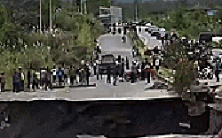 Video "hố tử thần” sụt lún khủng khiếp, bẻ gãy đường cao tốc ở Indonesia