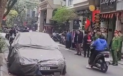 Cẩu, kéo ô tô phủ bạt "nằm lì" 4 năm trên phố Bát Sứ