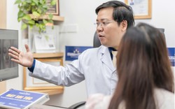 Cô gái đỏ rát mặt những ngày Hà Nội mù mịt bụi mịn